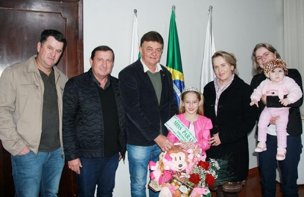 A nova-santa-rosense que foi coroada no último dia 28 de maio em Curitiba, estava acompanhada dos pais, Cristiane e André Liseu. Fotos: Assessoria.