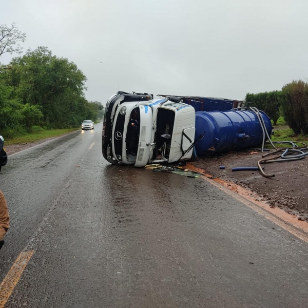 O condutor resultou com ferimentos leves. Foto: PRE/Divulgação.