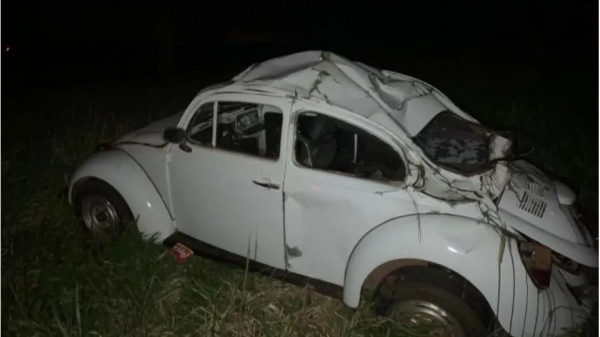  O veículo estava bastante danificado, com o teto amassado e cheio de grama, indicando um possível capotamento. Foto: Correio do Lago