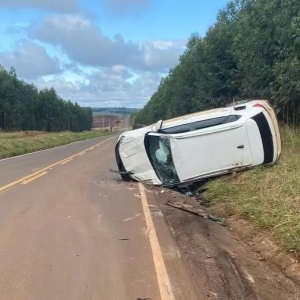 Após a colisão, Volkswagen Taos acabou capotando | Foto: PRE
