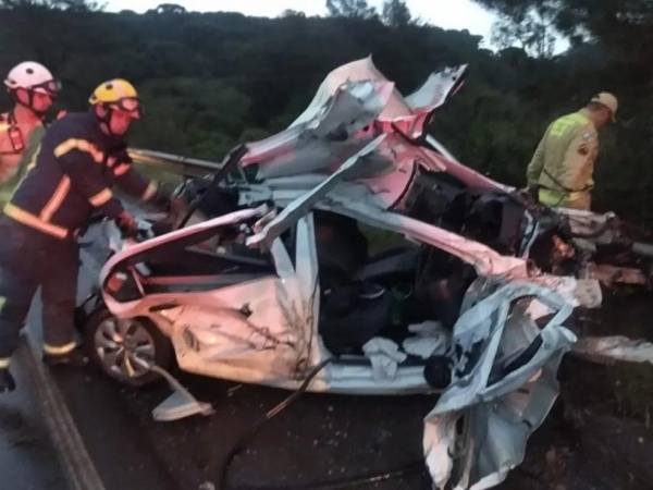 Idosa morre depois de carro bater de frente com caminhão na PR-170 — Foto: Divulgação/Corpo de Bombeiros