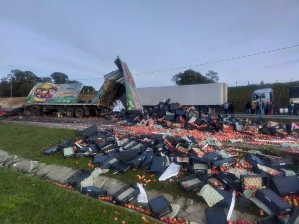 Batida entre dois caminhões matou três pessoas, na BR-116, em São José dos Pinhais — Foto: André Zanfonatto/RPC