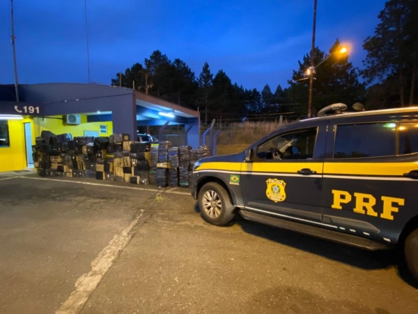 Em apenas uma apreensão, quase 3,5 toneladas foram apreendidas nos Campos Gerais, recorde no ano; sete pessoas foram presas e uma menor foi apreendida durante as ações. Foto: PRF