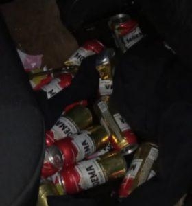 latas de cerveja encontradas no Logan. Foto Leodir Pereira/Rádio Pérola