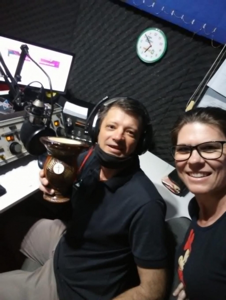 Harold Fidler com sua esposa na Rádio Cristalina; Foto: Arquivo pessoal