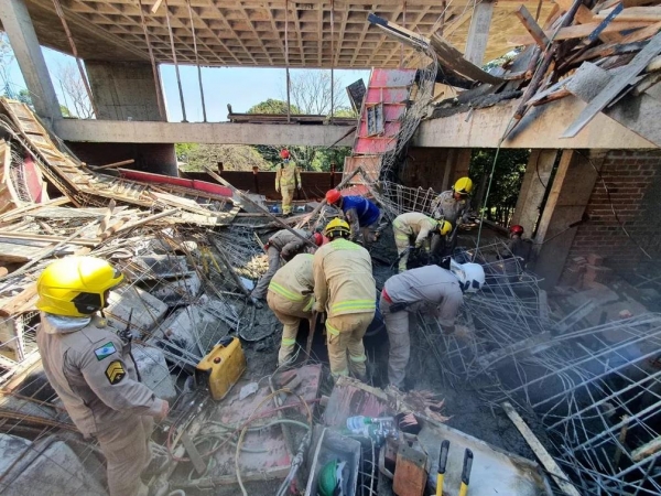 Bombeiros retiram trabalhadores debaixo das lajes, em obra na UEM — Foto: Corpo de Bombeiros/Divulgação