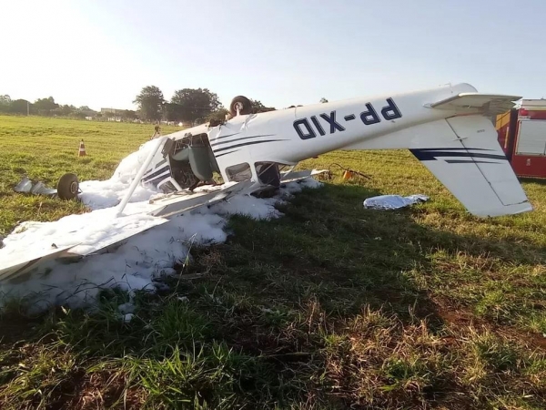 Avião caiu em Arapongas na tarde deste sábado (25) — Foto: PM/Divulgação