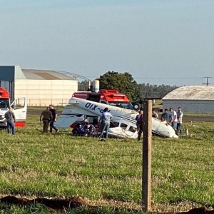 Avião de pequeno porte caiu no aeroporto de Arapongas — Foto: PM/Divulgação