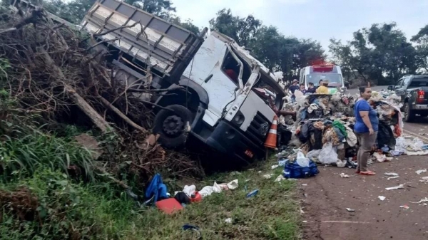 A carga que seguia destino a Realeza ficou espalhada pela pista. Foto: Catve