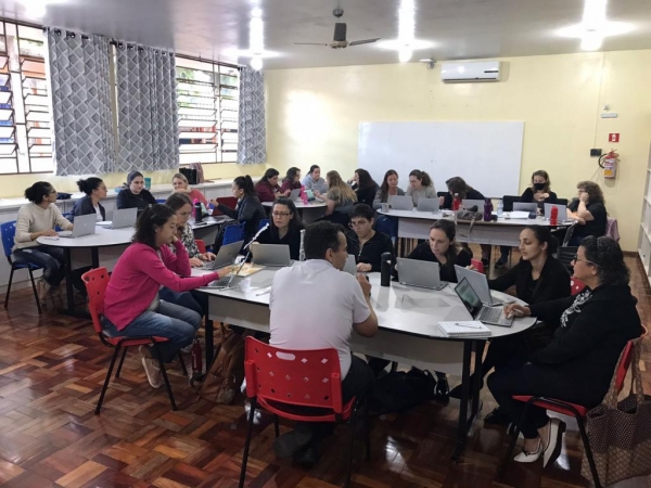 Na ocasião, os profissionais receberam formação na área de Tecnologias Educacionais, integradas aos laptops adquiridos pela Secretaria para seres usados em sala de aula. Fotos: Divulgação;