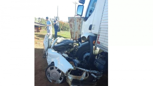 As equipes tiveram um grande trabalho para tirar os corpos do carro.  Foto: PRE.