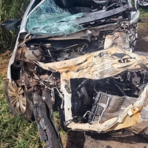 Carro ficou completamente destruído depois da batida — Foto: PRE