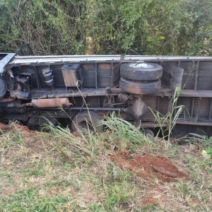 Um dos caminhões acabou tombando — Foto: PRE