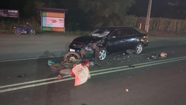 Eleonir seguia e uma Honda CG pela rodovia quando colidiu frontalmente contra um Toyota Corolla. Foto: PRE.