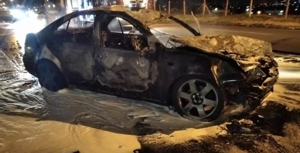 Carro pegou fogo depois da batida — Foto: PRF