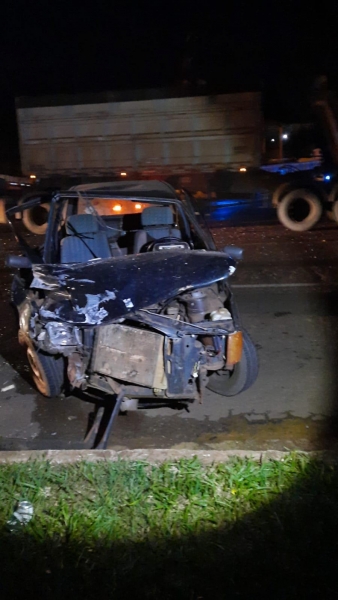 O Fiat teve a frente destruída na colisão. Fotos: PRE.