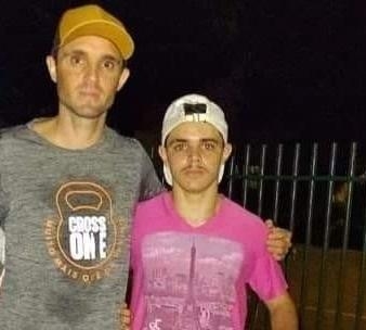 O filho ao lado do pai. Foto: Divulgação