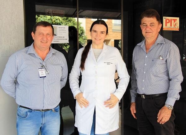 Doutora Danielle Rocha Simões Sampaio Barbosa com o prefeito e vice. Foto: Assessoria
