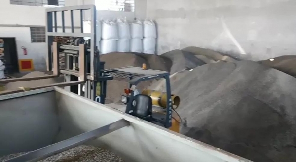 Duas pessoas responsáveis por fábrica clandestina de fertilizantes são presas em operação, em Colombo — Foto: PCPR