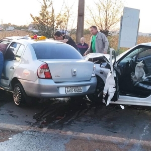 O condutor do Clio morreu na hora, sendo o corpo necropsiado na Policia Cinetífica (IML) de Toledo. Foto: Divulgação.