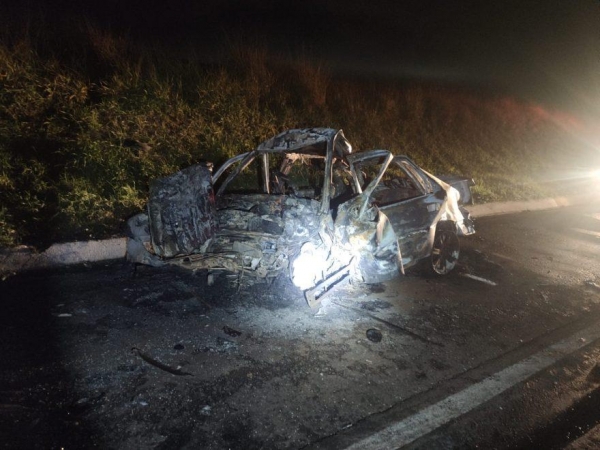Com o impacto, o carro ficou completamente destruído, sendo que pegou fogo. Foto: CGN