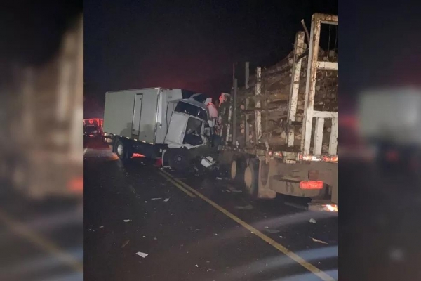 Quatro pessoas ficam feridas em acidente entre 3 caminhões na PR-170 — Foto: Divulgação/PRE