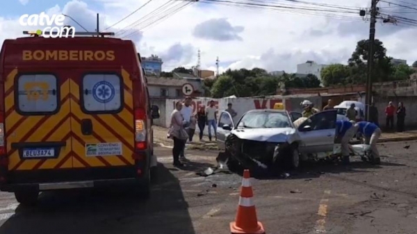 Ambos os carros ficaram bastante danificados na parte frontal. Fotos: Catve