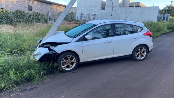 Fios da rede elétrica ficaram suspensos. Fotos: Portal Lindeiros.
