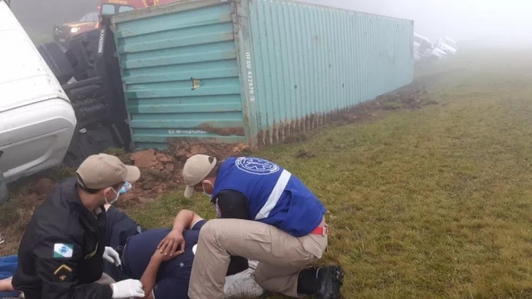 PRF atende a acidente na BR-277, em Balsa Nova — Foto: PRF