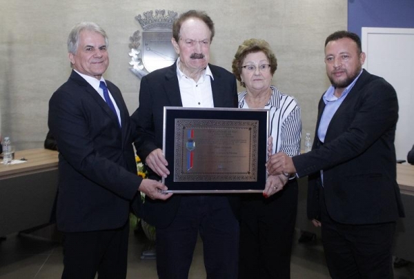 Empresário Albino Giombelli e esposa Irma Giombelli recebe o título das mãos do prefeito Luiz Ernesto de Giacometti e do ex-vereador Nivair de Castro . Foto: Ivanildo Cardoso.