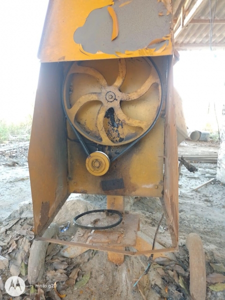 Betoneira que teve o motor furtado. Foto: Divulgação.