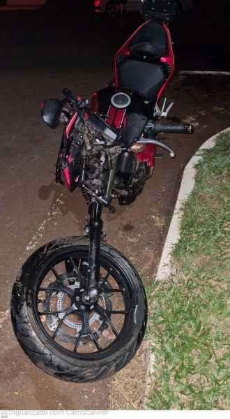 Foto: A moto ficou com a frente bastante afetada. Foto: PRE.