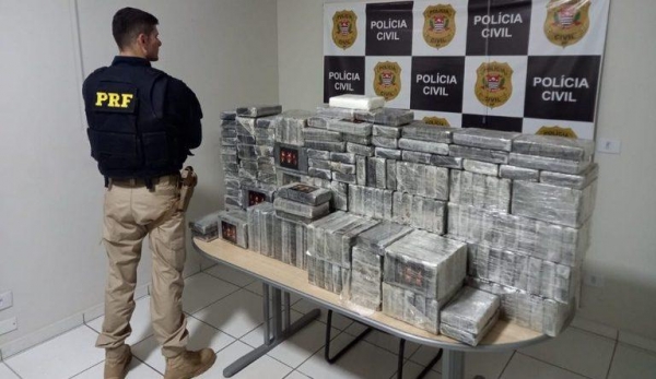 Foi necessário desmontar a cama para encontrar os tabletes de cocaína, que totalizaram 249.750 quilos. Foto: PRF.