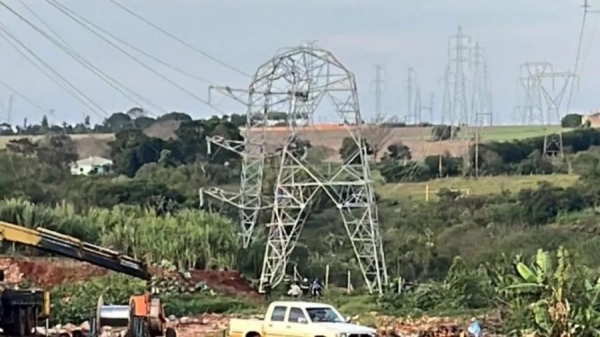A torre não suportou o peso da peça que era instalada e caiu derrubando os quatro operários. Foto: Catve