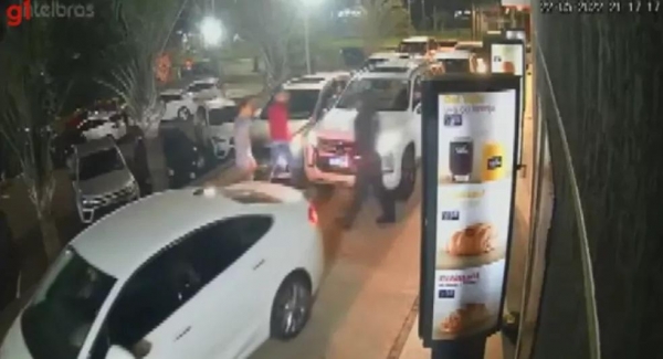 Novas imagens mostram confusão em drive-thru que resultou na morte de jovem em Cascavel — Foto: Reprodução RPC