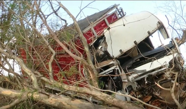 Homem fica ferido em acidente envolvendo 2 caminhões e 1 carro na PR-317 — Foto: Reprodução/RPC