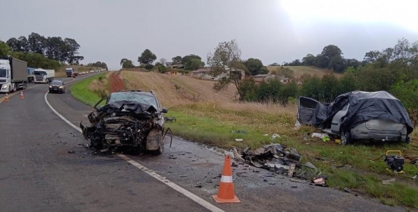 Três pessoas morrem e 3 ficam feridas após carros baterem de frente na BR-373 — Foto: Divulgação/PRF