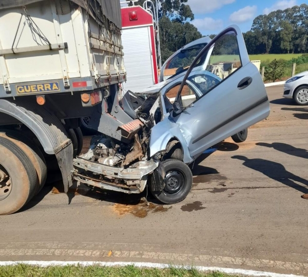 Acidente entre um carro e um caminhão deixou uma pessoa ferida em Guarapuava. — Foto: Polícia Rodoviária Estadual