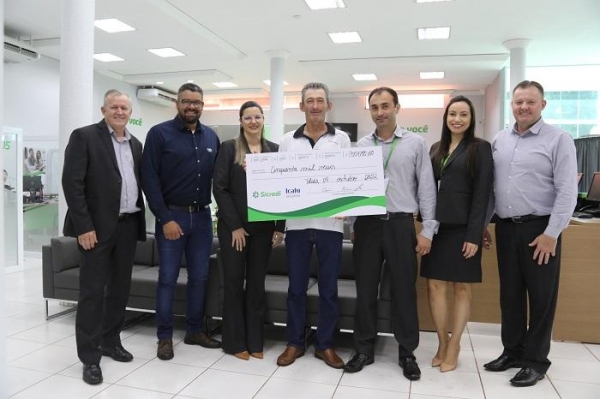 Associados da Sicredi Progresso PR/SP receberam os prêmios em suas agências. Foto: Jéssica Dona