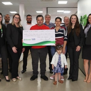 Associados da Sicredi Progresso PR/SP receberam os prêmios em suas agências. Foto: Jéssica Dona