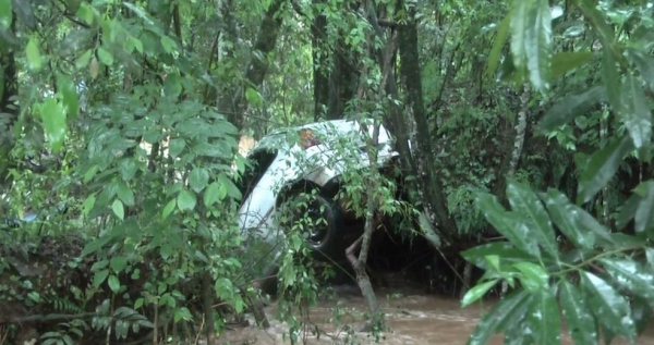 Carro foi arrastado por correnteza em Pato Branco — Foto: RPC