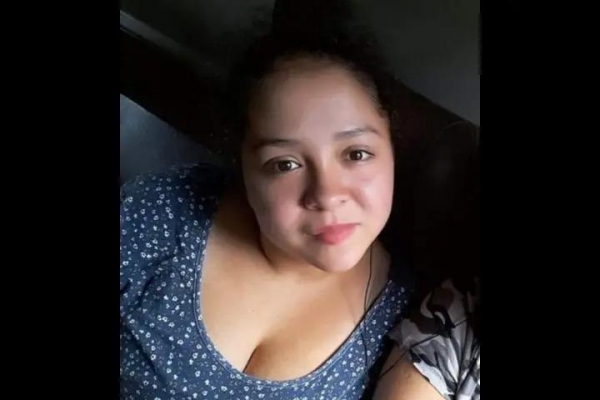 A vítima foi encontrada enrolada em uma lona, com parte do corpo submersa em água e lama. Foto: Divulgação.