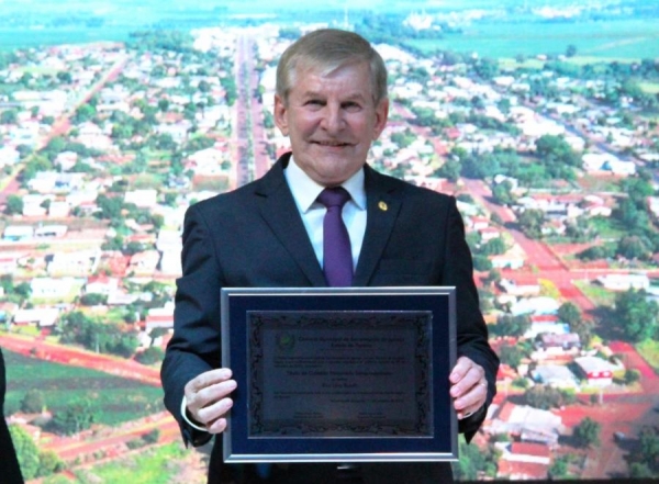 A entrega da homenagem realizou-se durante sessão solene da Câmara de Vereadores. Foto: Divulgação.
