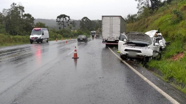 Outras três pessoas ficaram feridas, o motorista da SUV, o pai, e duas passageiras, a mãe e outra filha, de seis anos.. Foto: PRF