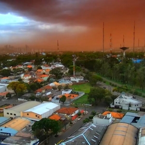 https://g1.globo.com/pr/norte-noroeste/noticia/2022/10/29/tempestade-de-poeira-atinge-maringa-com-rajadas-de-ventos-de-mais-de-90-kmh-veja-fotos.ghtml#:~:text=Foto%3A%20reprodu%C3%A7%C3%A3o/RPC-,Tempestade%20de%20poeira%20atinge%20Maring%C3%A1%20%E2%80%94%20Foto%3A%20reprodu%C3%A7%C3%A3o/RPC,-Tempestade%20de%20poeira