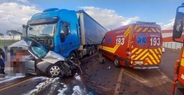 Três pessoas da mesma família morreram após a colisão — Foto: Corpo de Bombeiros/ Divulgação