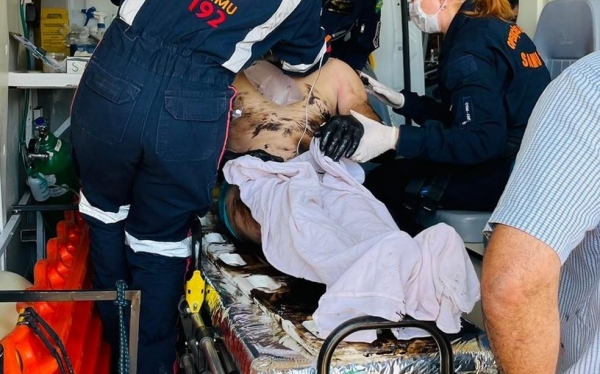 Homem é socorrido após cair dentro de tanque com produto asfáltico em Astorga — Foto: SAMU/divulgação