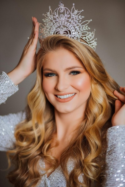 Gabriela Larissa Genz foi eleita como representante máxima da beleza feminina mercedense em maio de 2022 . Foto: Divulgação.