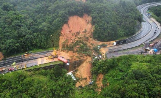 Imagem aérea mostra destruição na BR-376 após deslizamento em Guaratuba. Fotos: Reprodução/g1