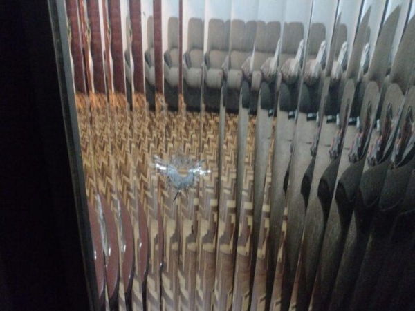 O tiro que acertou a idosa de 82 anos atravessou a porta da sala. Foto: Oeste Agora.